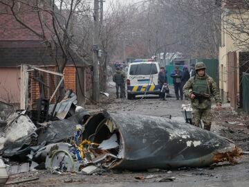 Escombros de un avión militar en Kiev