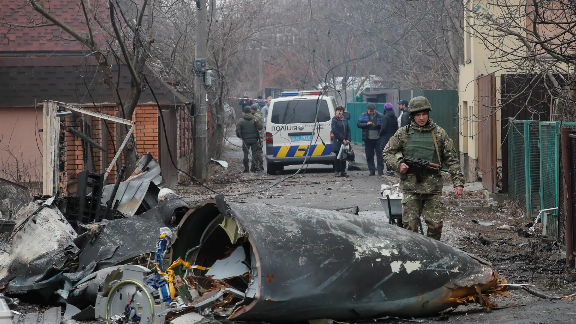 Escombros de un avión militar en Kiev Escombros de un avión militar en Kiev