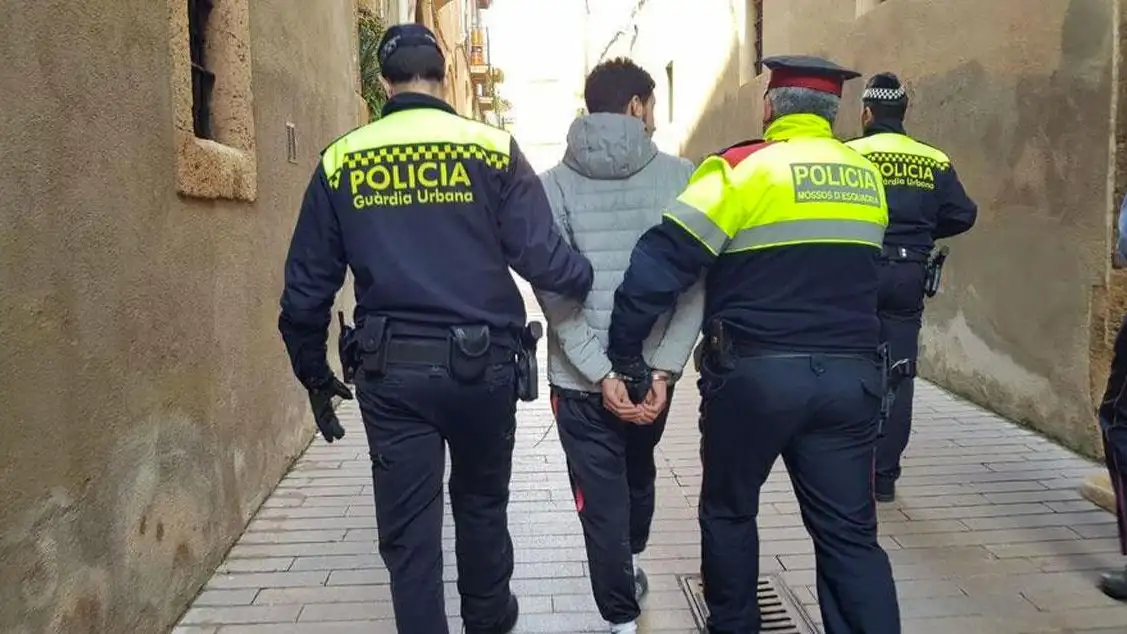 Detienen a un grupo criminal de Barcelona por enviar cocaína a Canarias por Correo Grupo criminal