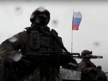 Imagen capturada de un vídeo ruso que muestra a varios soldados de guardia antes del alto al fuego