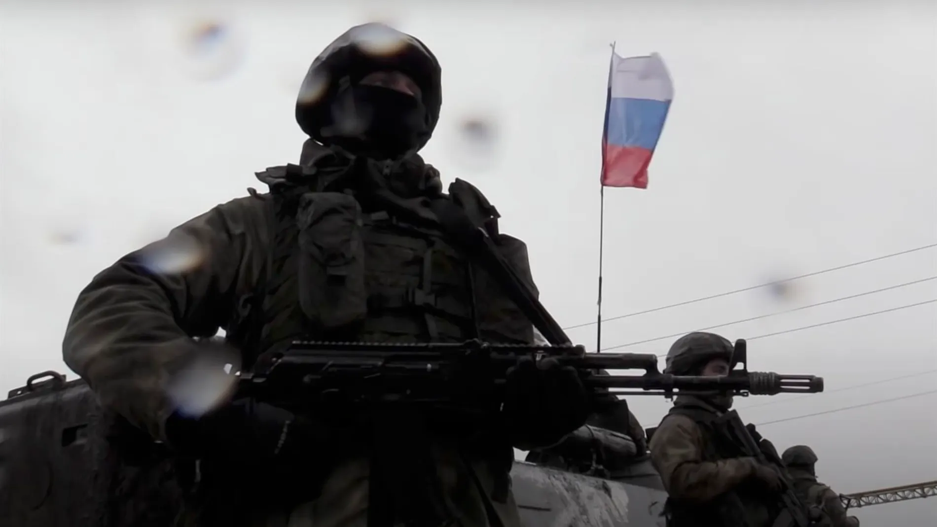 Imagen capturada de un vídeo ruso que muestra a varios soldados de guardia antes del alto al fuego