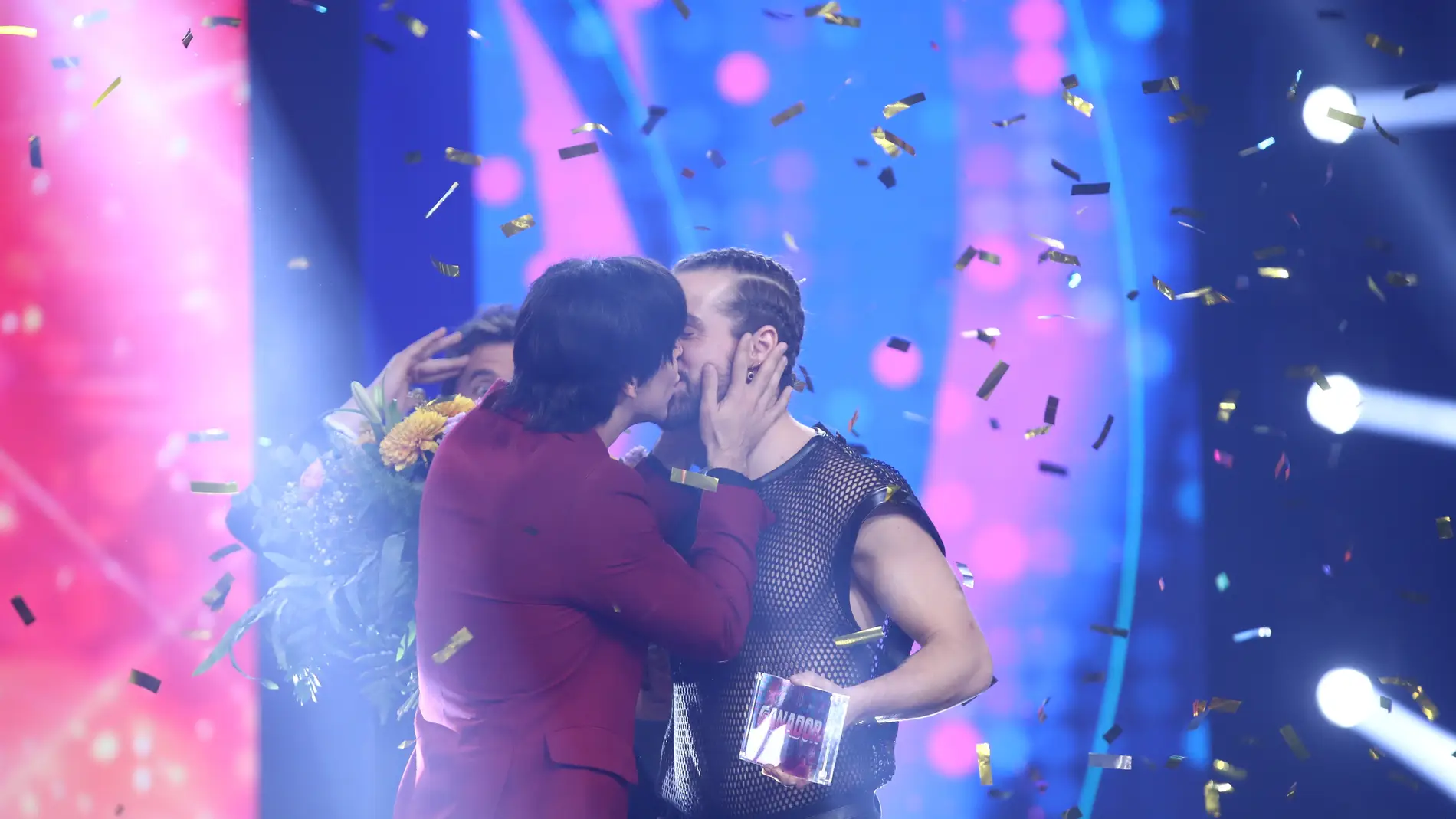 La romántica celebración de Agoney tras coronarse como ganador de la Gran Final de 'Tu cara me suena'