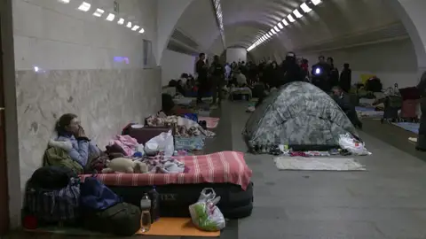 Así es la vida en un búnker, el refugio para miles de ucranianos en mitad de la guerra Así es la vida en un búnker, el refugio para miles de ucranianos en mitad de la guerra