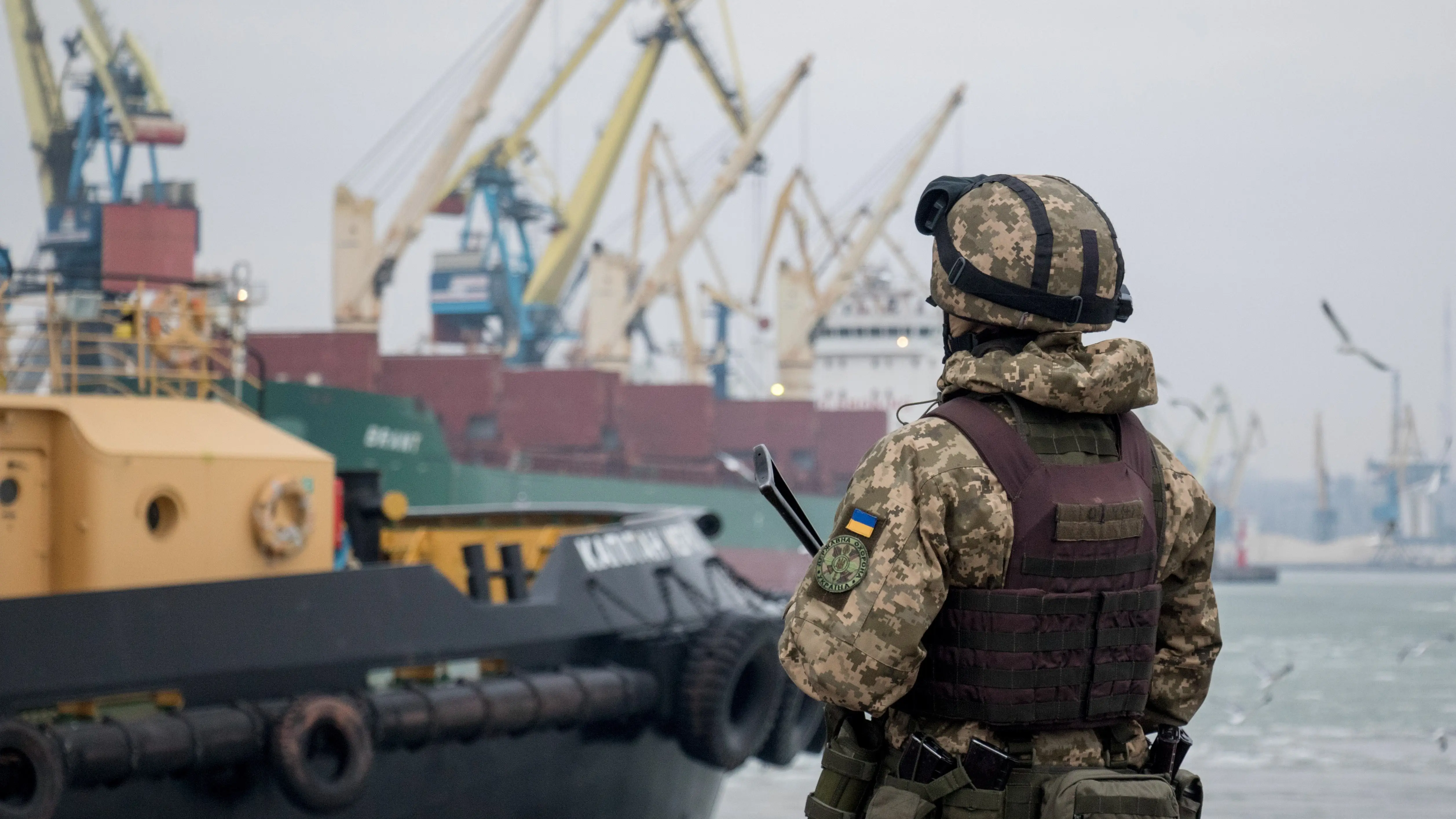 Imagen de archivo de un soldado ucraniano el puerto de Azov, en la ciudad ucraniana de Mari&uacute;pol.