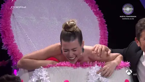 El accidentado cumpleaños de Eva Soriano: ¡Casi se desnuca saliendo de una tarta gigante! El accidentado cumpleaños de Eva Soriano: ¡Casi se desnuca saliendo de una tarta gigante!