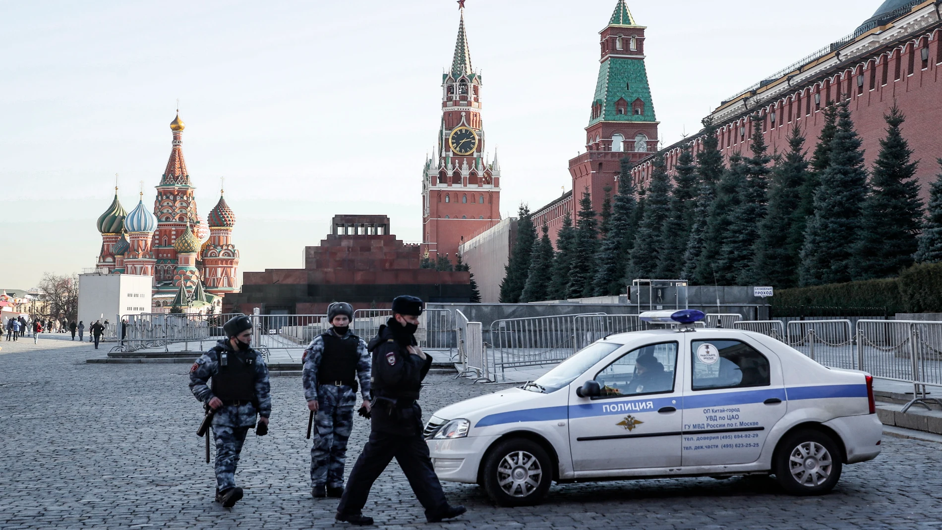 Un coche de la policía rusa en la plaza Roja de Moscú, en una imagen del pasado martes. 
