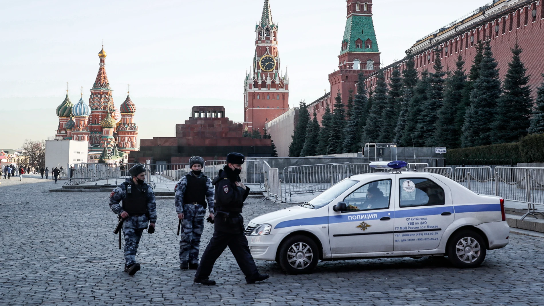 Imagen de recurso de un coche de la policía rusa en la plaza Roja de Moscú.
