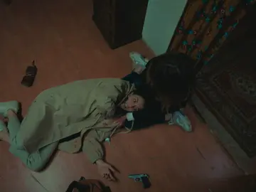 ¡Asya, herida, tras recibir un disparo en el hombro! ¡Asya, herida, tras recibir un disparo en el hombro!