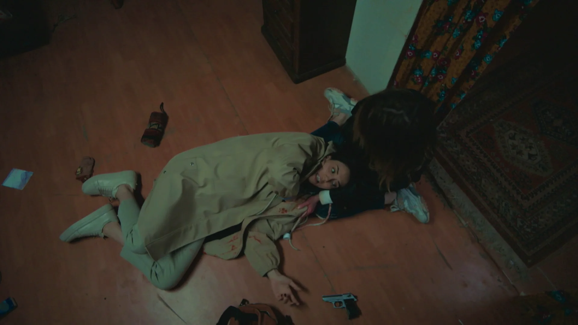¡Asya, herida, tras recibir un disparo en el hombro! Cuando parecía que Asya y Derin estaban más cerca de huir, un giro inesperado lo cambia todo.
