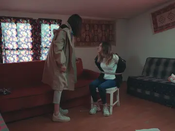 Esta noche en 'Infiel': Asya y Derin intentan escapar de Faruk y Nazan Esta noche en 'Infiel': Asya y Derin intentan escapar de Faruk y Nazan