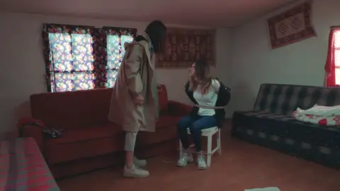 Esta noche en 'Infiel': Asya y Derin intentan escapar de Faruk y Nazan Esta noche en 'Infiel': Asya y Derin intentan escapar de Faruk y Nazan