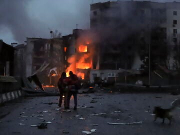 Un edificio en llamas después de un bombardeo ruso sobre la localidad ucraniana de Borodyanka, cerca de Kiev