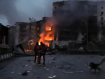 Un edificio en llamas después de un bombardeo ruso sobre la localidad ucraniana de Borodyanka, cerca de Kiev