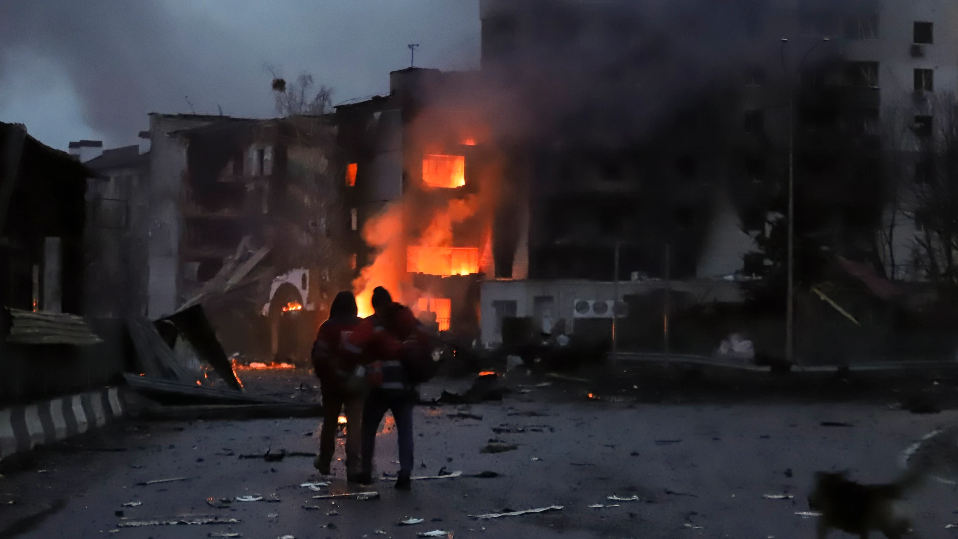 Un edificio en llamas después de un bombardeo ruso sobre la localidad ucraniana de Borodyanka, cerca de Kiev