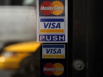 Vista de los logos de Visa y Mastercard, en una fotografía de archivo
