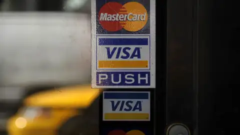 Vista de los logos de Visa y Mastercard, en una fotografía de archivo Vista de los logos de Visa y Mastercard, en una fotografía de archivo