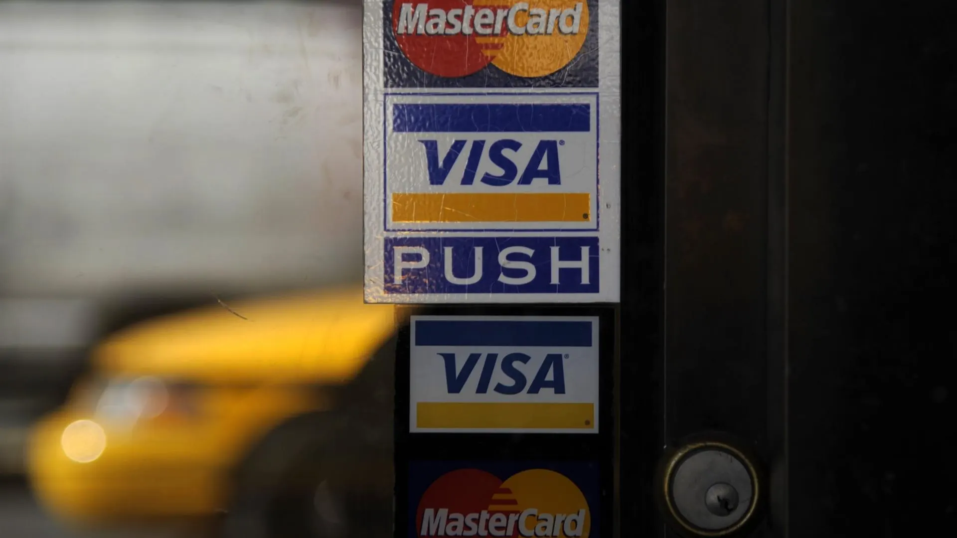 Vista de los logos de Visa y Mastercard, en una fotografía de archivo Vista de los logos de Visa y Mastercard, en una fotografía de archivo