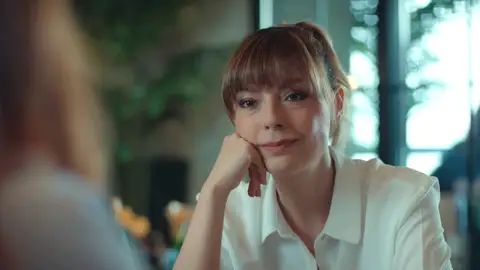 La sorprendente confesión de Derya: "Creo que estoy totalmente enamorada de Turgay" Parece que el corazón de Derya late cada vez con más fuerza por su compañero del hospital: Turgay.