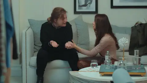 Didem no aguanta más y confiesa a Gönül la verdad sobre el secuestro de su hija: “Derin lo planeó todo” Gönül está desesperada. Sigue sin noticia sobre su hija Derin y su angustia aumenta por momentos.