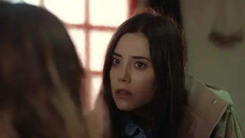 La tensa conversación entre Derin y Asya: “No voy a divorciarme de Volkan” Asya y Derin ponen las cartas sobre la mesa y se sinceran la una con la otra sobre la relación de cada una con Volkan.