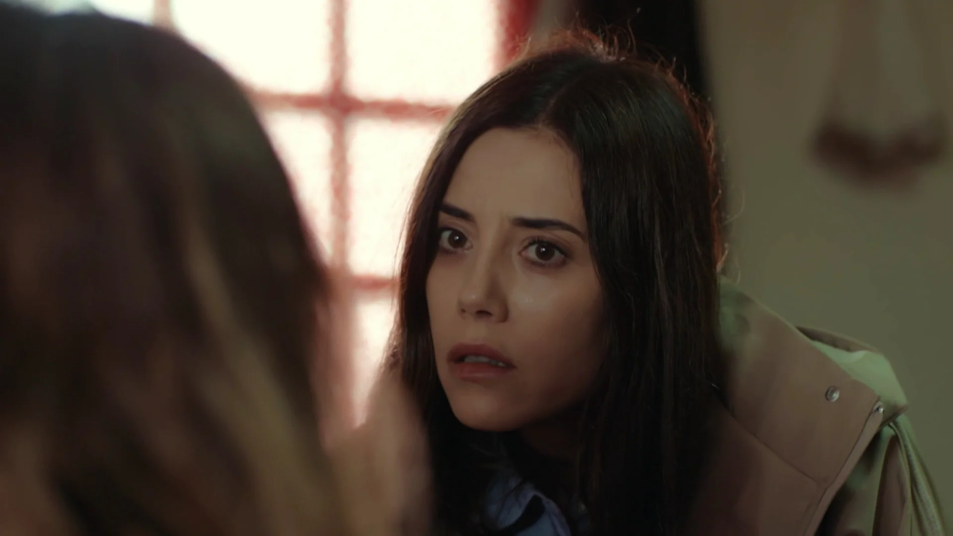 La tensa conversación entre Derin y Asya: “No voy a divorciarme de Volkan” Asya y Derin ponen las cartas sobre la mesa y se sinceran la una con la otra sobre la relación de cada una con Volkan.