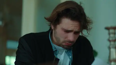 La triste carta de despedida de Hicran le dejó a su hijo: "Perdóname, hijo" Selçuk, desconsolado, se derrumba al leer una carta que le dejó escrita su madre antes de fallecer.