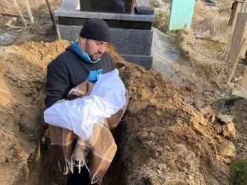 Entierro de un bebé de 40 días tras morir por neumonía en un búnker en Ucrania