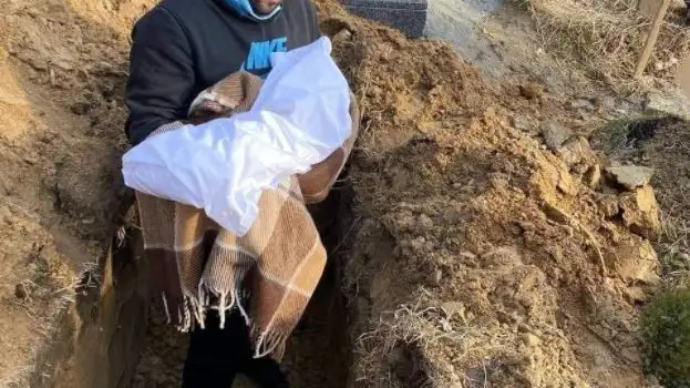 Entierro de un beb&eacute; de 40 d&iacute;as tras morir por neumon&iacute;a en un b&uacute;nker en Ucrania