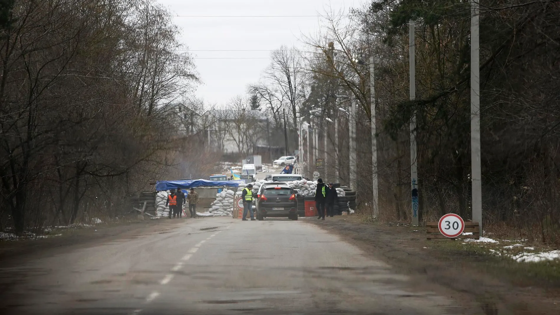 Control de acceso en una carretera ucraniana por miedo a espías rusos Control de acceso en una carretera ucraniana por miedo a espías rusos