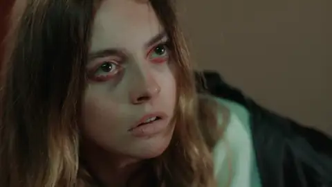 "Piensa en tu bebé": ¡Asya le confiesa a Derin que está embarazada! Asya le cuenta a Derin que muy pronto Zeynep tendrá otro hermanito.