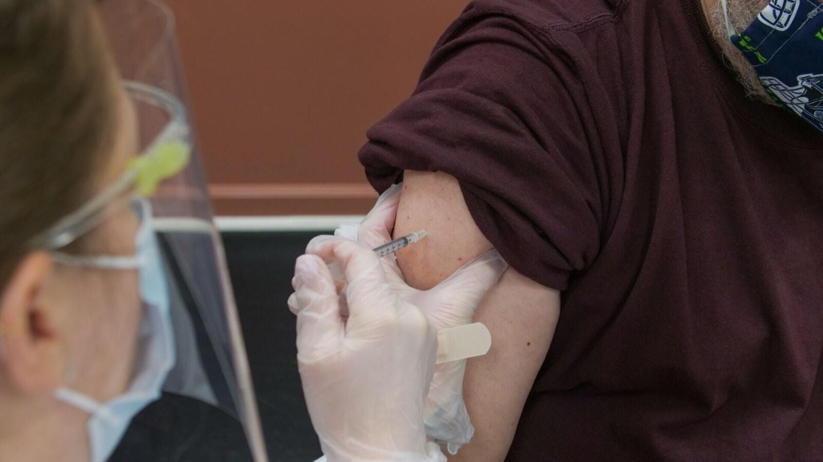 Hipra busca 200 voluntarios para el ensayo clínico de su vacuna