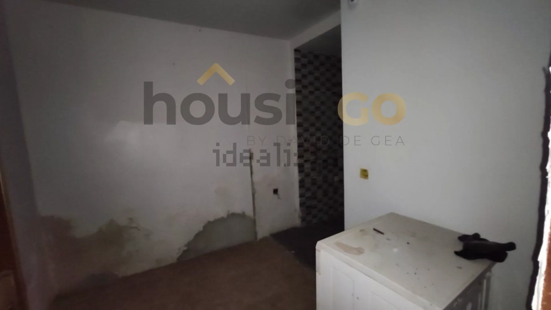 Idealista anuncia un piso por 95.000 euros lleno de moho y sin muebles en Madrid