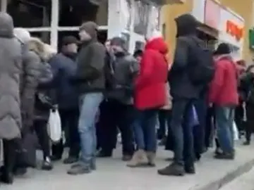 Cola de gente en Jersón Cola de gente en Jersón