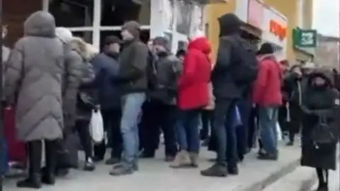 Cola de gente en Jersón Cola de gente en Jersón
