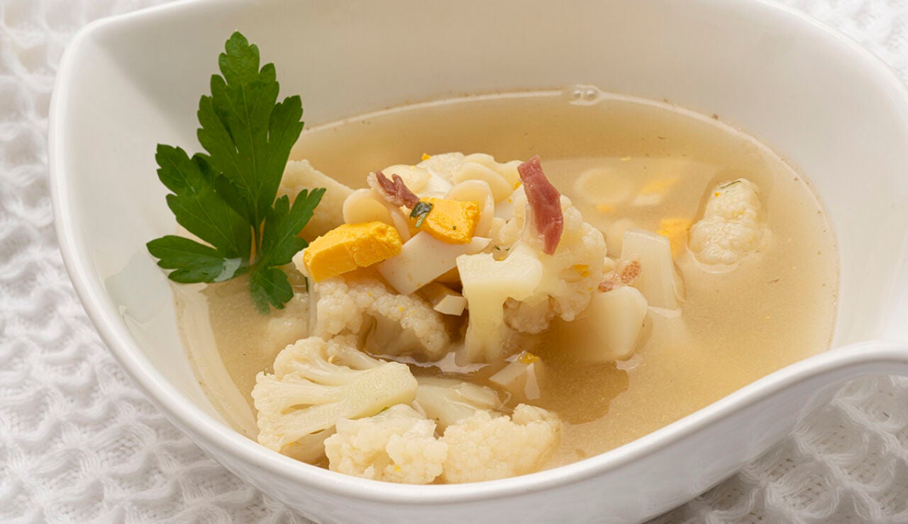 Receta saludable de Arguiñano: sopa de coliflor y jamón