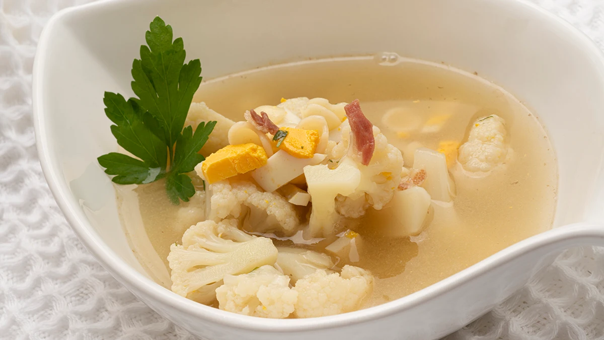Receta saludable de Argui&ntilde;ano: sopa de coliflor y jam&oacute;n