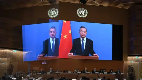 China dice estar mediando en la guerra en Ucrania e insiste en que la asistencia humanitaria "no puede politizarse" China dice estar mediando en la guerra en Ucrania e insiste en que la asistencia humanitaria "no puede politizarse"