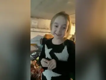 La emotiva reacción de una niña ucraniana escondida en un búnker para combatir el horror de la guerra