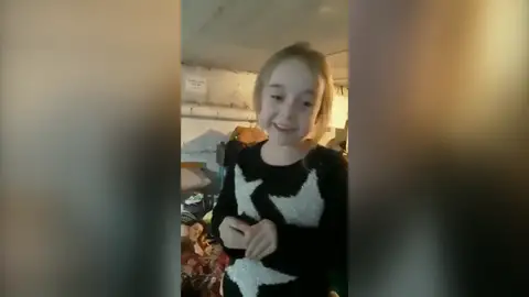 La emotiva reacción de una niña ucraniana escondida en un búnker para combatir el horror de la guerra La emotiva reacción de una niña ucraniana escondida en un búnker para combatir el horror de la guerra