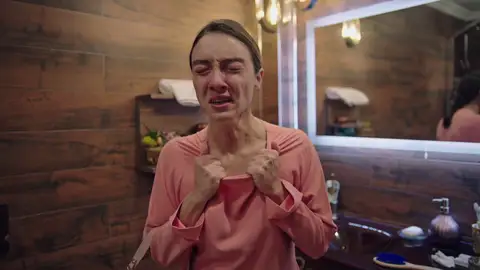 Gülben, histérica al quedarse encerrada en el baño: "No puedo respirar" Mejores momentos| Capítulo 67