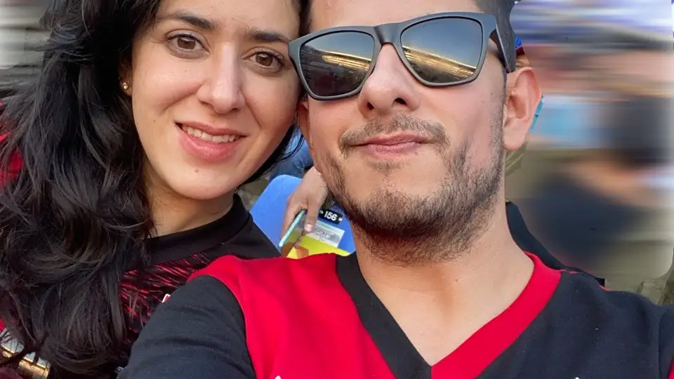 Beto Valdivia y su mujer durante el partido que acabó en batalla campal Beto Valdivia y su mujer durante el partido
