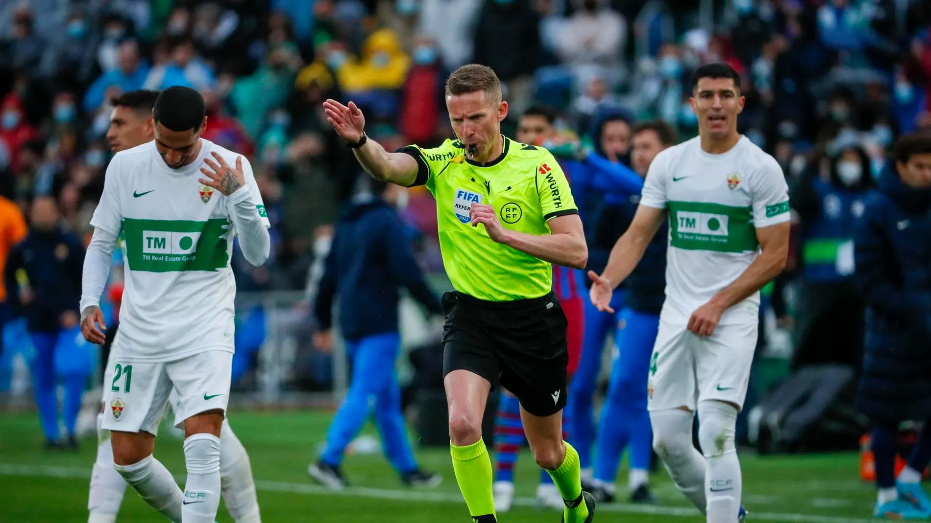 Hernández Hernández pita penalti en contra del Elche en el partido contra el Barcelona Hernández Hernández pita penalti en contra del Elche en el partido contra el Barcelona