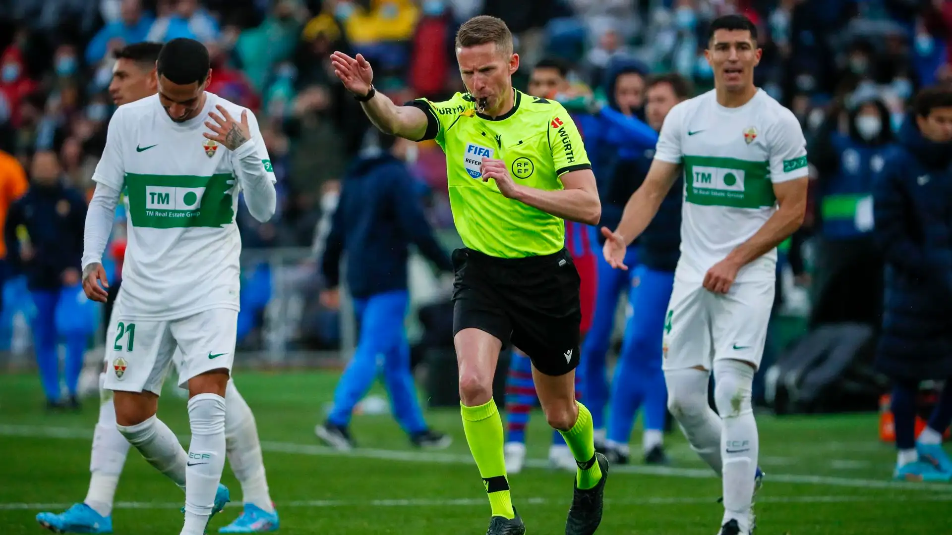 Hernández Hernández pita penalti en contra del Elche en el partido contra el Barcelona Hernández Hernández pita penalti en contra del Elche en el partido contra el Barcelona
