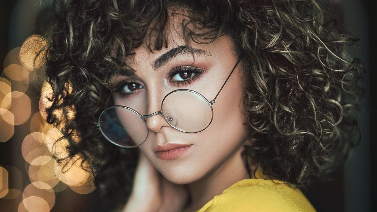 Trucos para que los ojos no se te vean más pequeños si llevas gafas graduadas