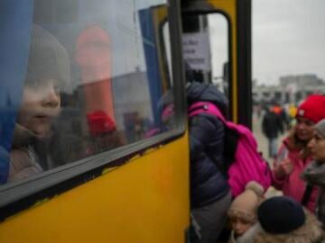 Niños y mujeres ucranianas subiendo a un autobús de refugiados