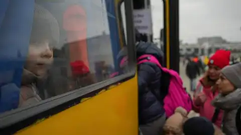 Niños y mujeres ucranianas subiendo a un autobús de refugiados Niños y mujeres ucranianas subiendo a un autobús de refugiados