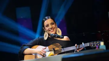 Valeria Castro canta en directo 'Guerrera' y dedica la canción por el Día de la Mujer: 