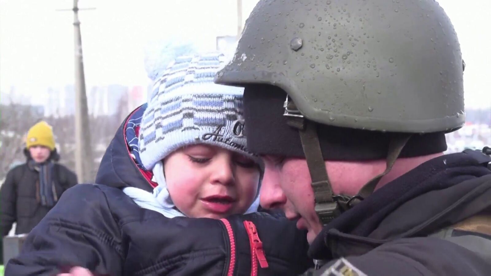 El desgarrador vídeo de un niño separándose de su padre, policía en Ucrania