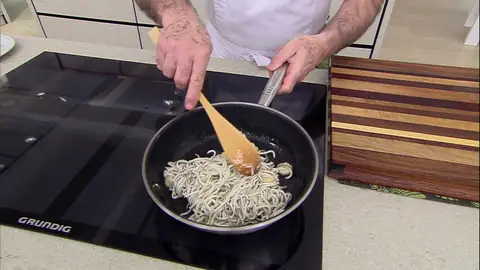 Saltea las gulas con gambas Saltea las gulas con gambas