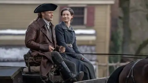 Sam Heughan y Caitriona Balfe como Jamie y Claire Fraser en la temporada 6 de 'Outlander' Sam Heughan y Caitriona Balfe como Jamie y Claire Fraser en la temporada 6 de 'Outlander'